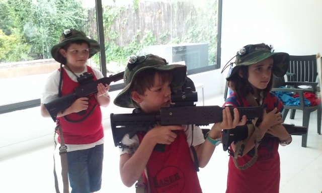  Enfants équipés pour le laser tag 