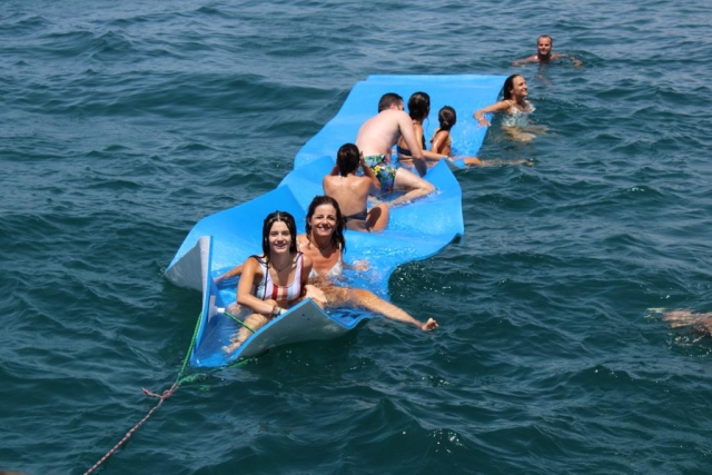  Enjoying the sea 