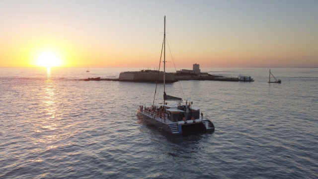 Katamaran bei Sonnenuntergang 