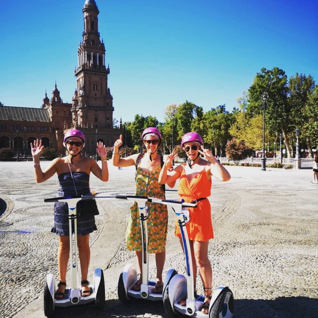  Un groupe de trois amis s'amusant bien sur le segway 