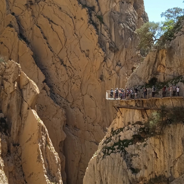  Huge canyon 