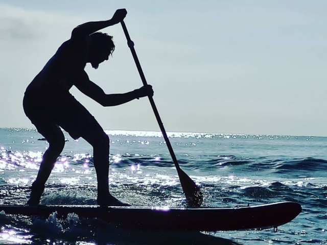Sobre la tabla de paddle board en Valrnia