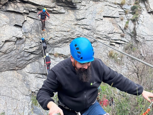  通过阿德拉铁索攀岩桥 