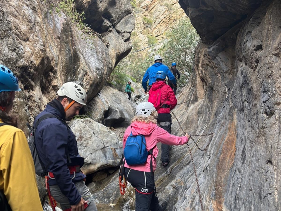 在阿尔梅里亚享受铁索攀岩 