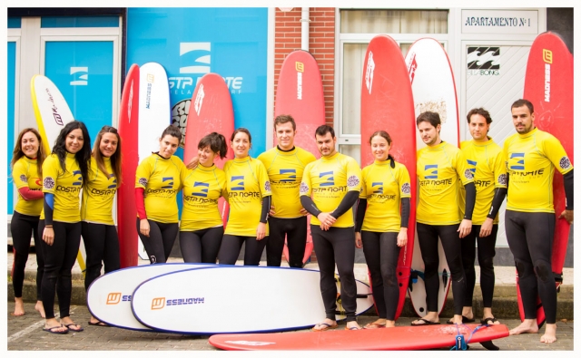 Esercitati a fare surf con i tuoi amici 
