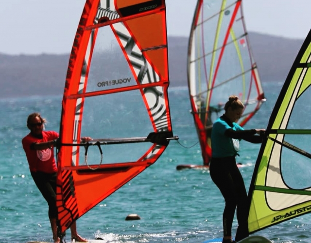 Pratiquer la planche à voile à Corralejo 