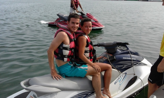 Yendo en jet ski biplaza