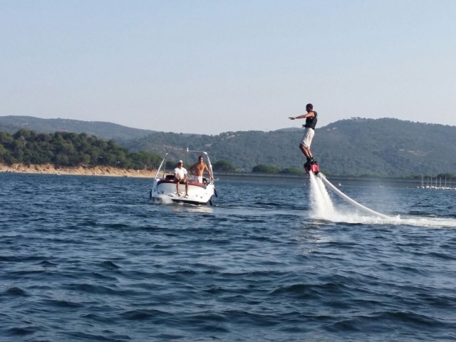 En equilibrio sobre la tabla de flyboard