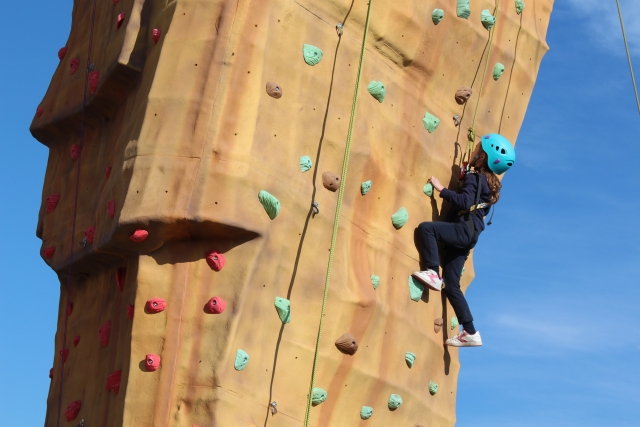  Junge beim Klettern Kletterwand 