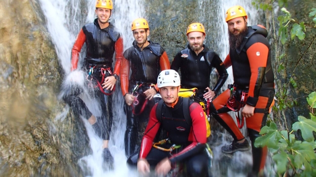 Con amigos haciendo barranquismo
