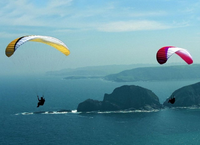 Parapente au-dessus de la mer 