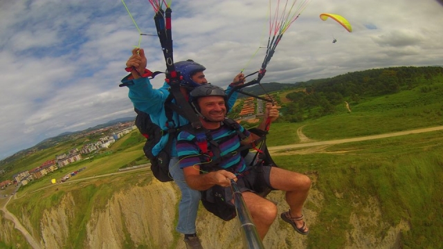 Pasándolo bien en parapente en Pais Vasco