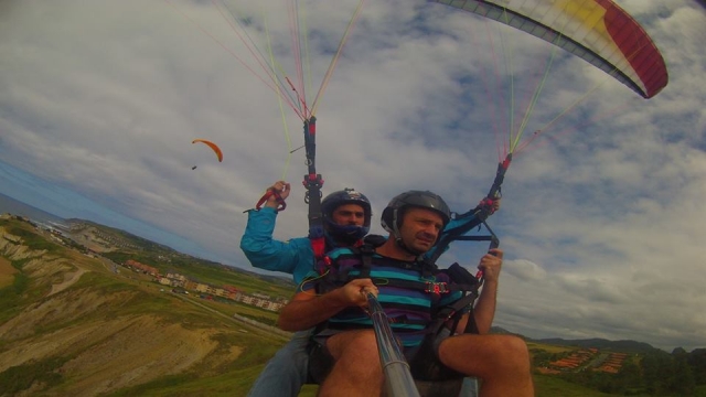Volando en parapente por Sopelana