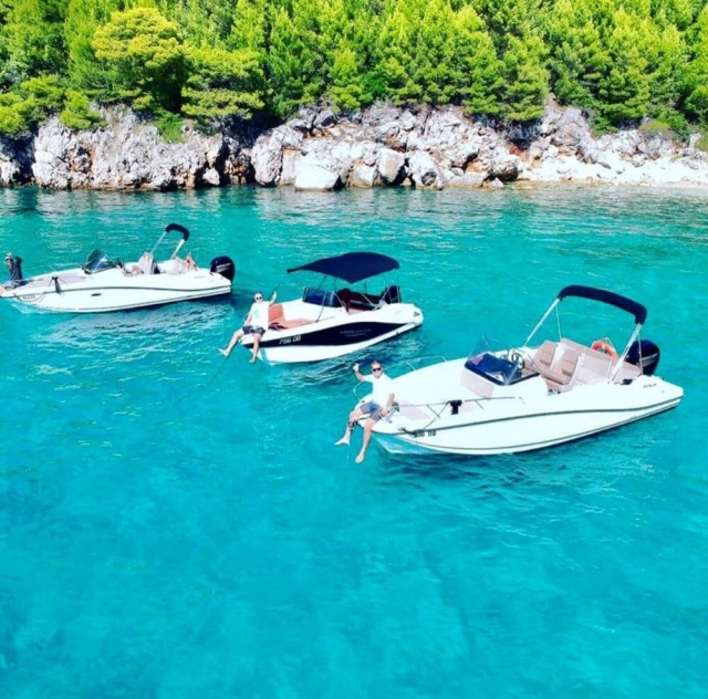 在海湾浮潜 