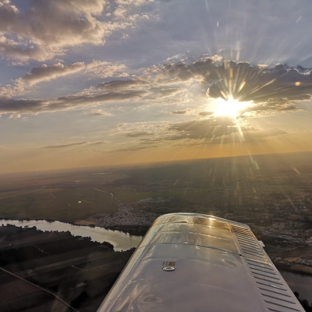  Tramonto su un piccolo aereo sopra Siviglia