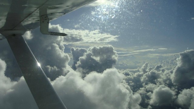  Entre as nuvens com o pequeno avião 