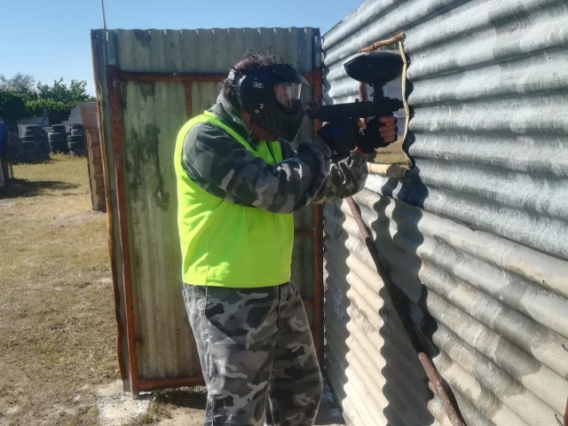 Vive una experiencia de paintball con amigos 