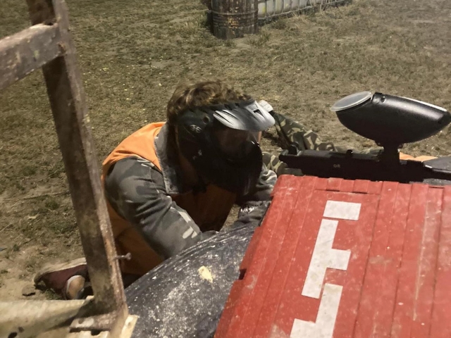 Apuntando a su adversor durante una batalla de paintball 