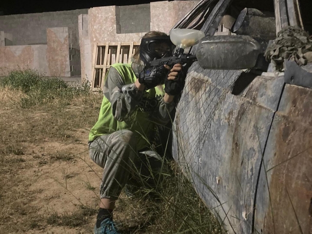 Dispara con una pistola de paintball en Granada