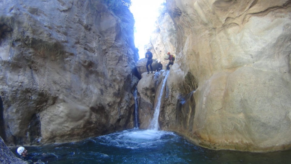 Increibles saltos entre paredes rocosas