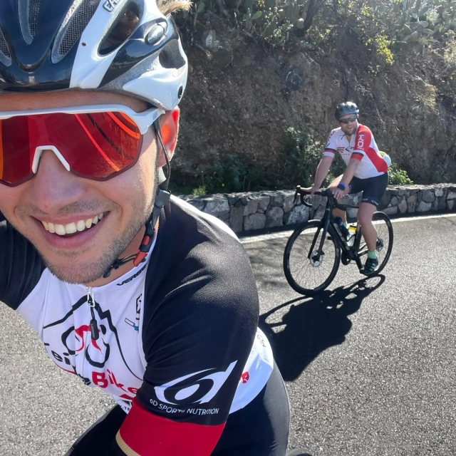Ruta en bicicleta por la carretera