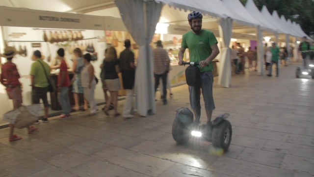 In sella a un Segway 