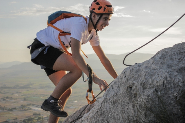  Climbing with all the safety elements 
