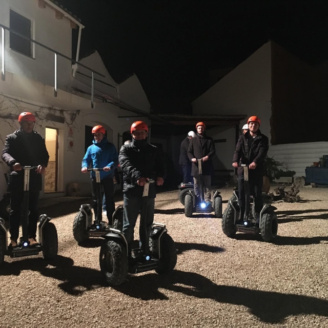  À noite com os segways