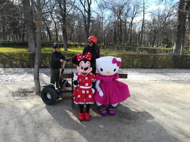 Até a Minnie e a Hello Kitti andam de segway 