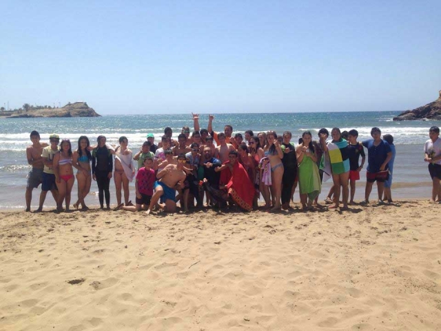  Gruppe von Schulkindern am Strand 