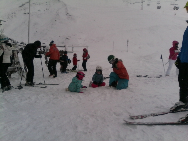 giocando sulla neve 