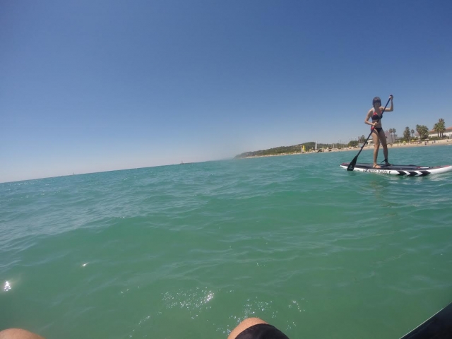 Remando en playa de Altafulla con tabla de SUP