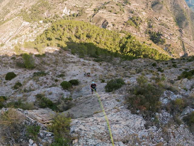  攀登铁索的垂直墙壁via ferrata 