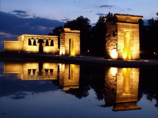  Templo de Debod à noite 