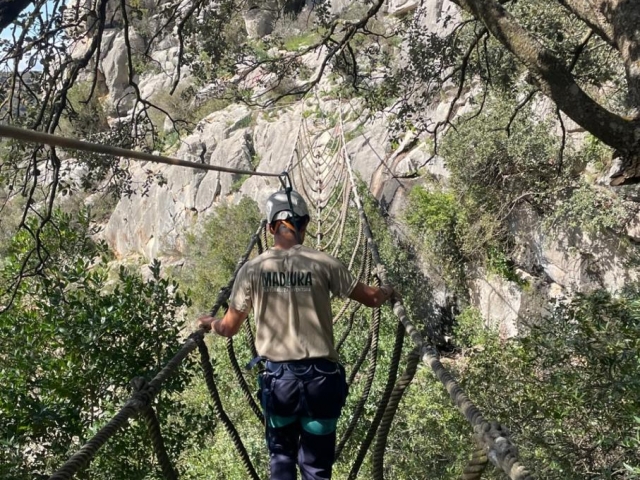  在铁索攀岩期间 