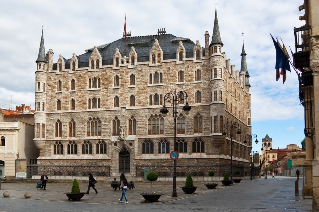 La Casa de los Botines de Antonio Gaudi en Leon