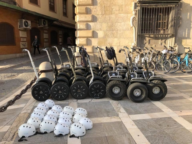 Gruppe von Segways, die auf der Straße geparkt sind 