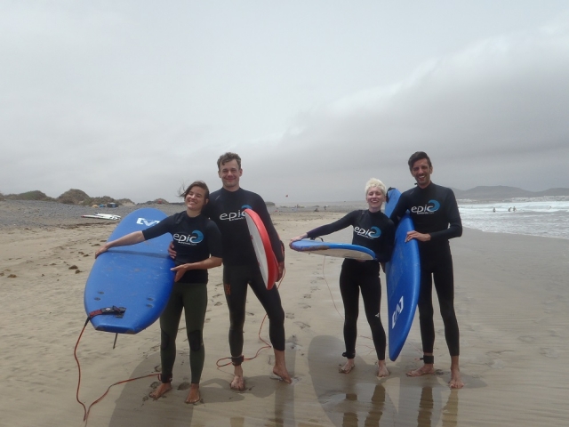  Avec des planches de surf 