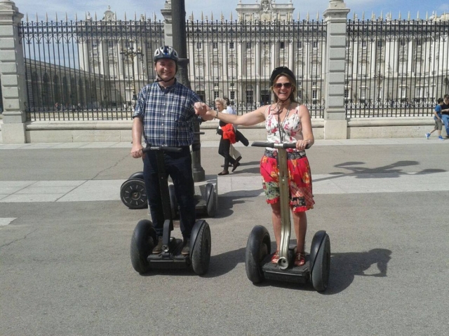 Main dans la main en segway 