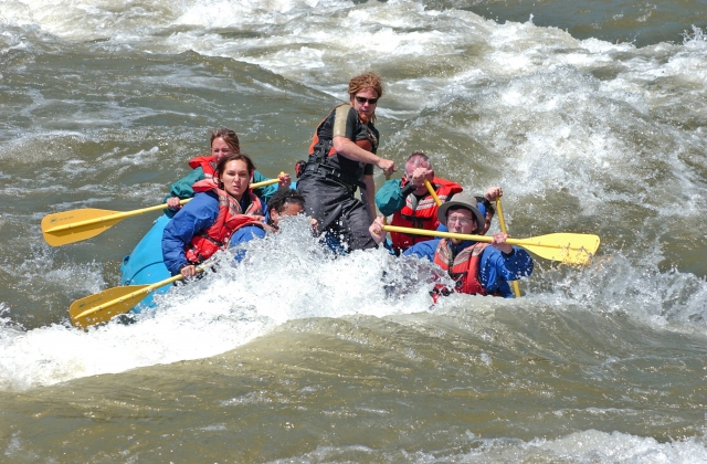  Équipe pratiquant le rafting 