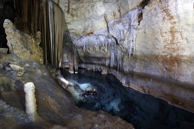  Visite de l'intérieur de la grotte