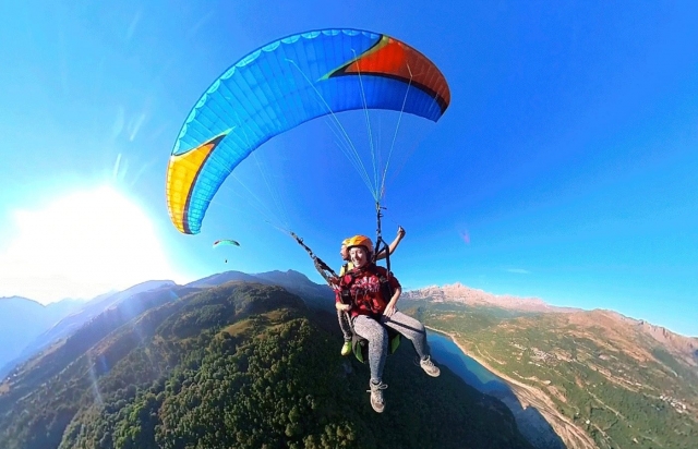 Viviendo la aventura al máximo en un parapente