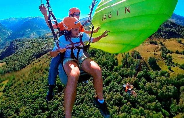 Tocando el parapente vecino