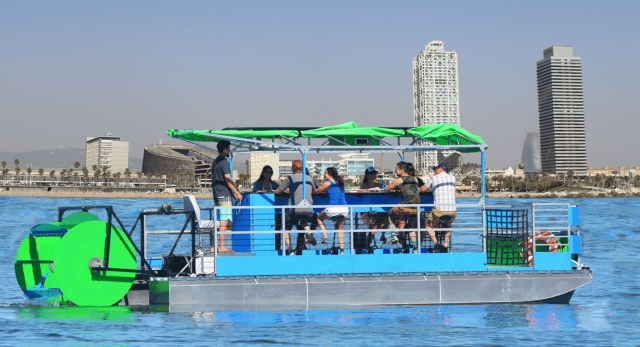  Goditi una giornata di sole in mare bevendo e pedalando