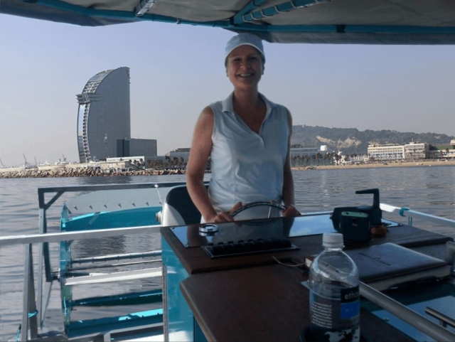  Un utente in posa con il timone della nostra barca