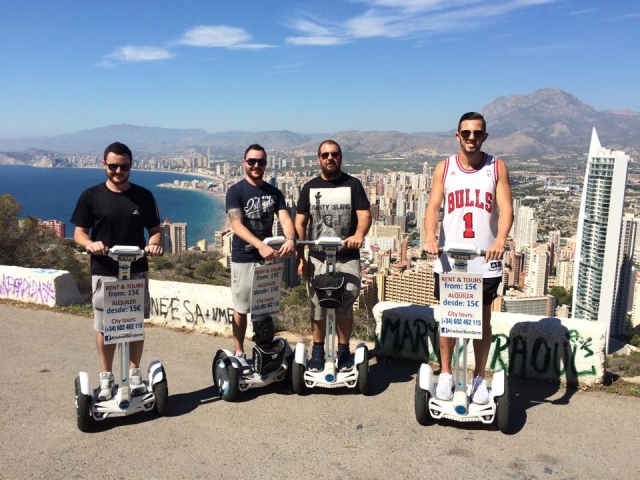  personnes circulant en segway 