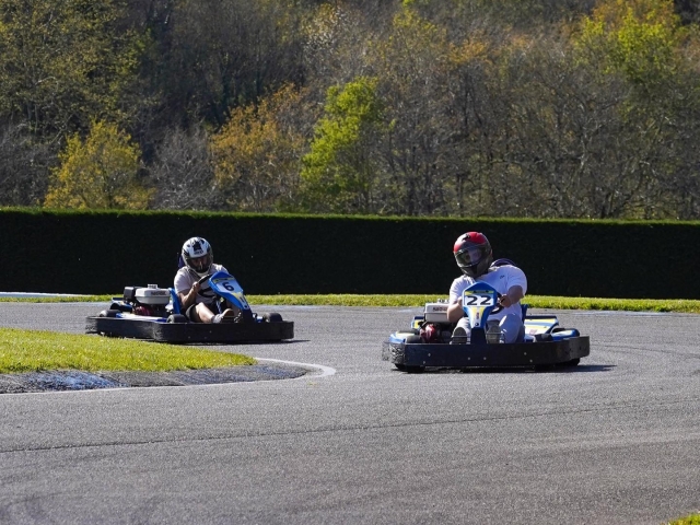 Amigos manejando por el circuito de karting