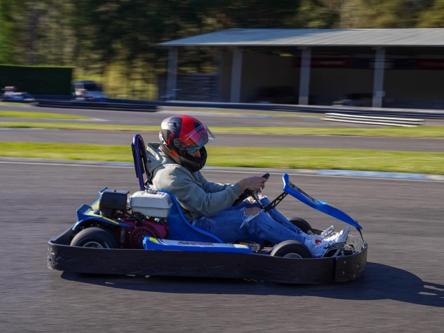 Manejando un kart a toda velocidad