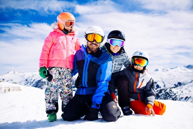  Famille heureuse à Noël 