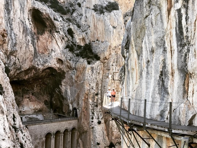  Viaggia sui cannoni rocciosi